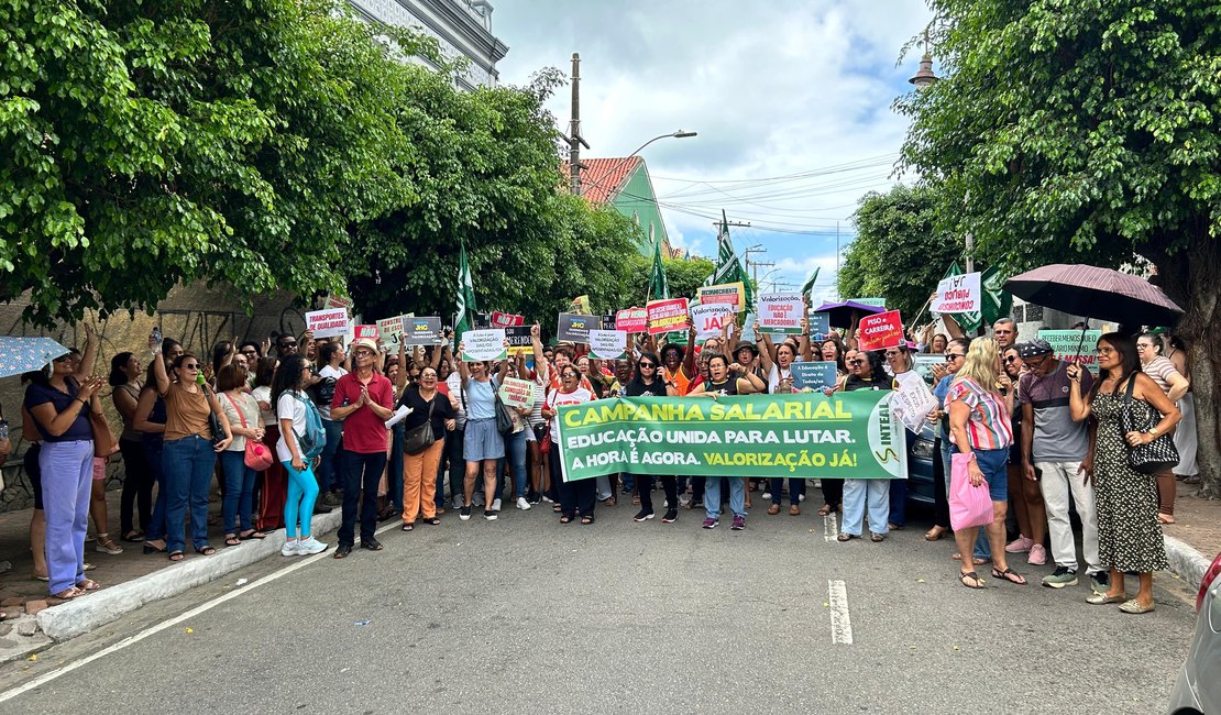 Professores protestam no bairro do Jaraguá; manifestação deixa trânsito lento