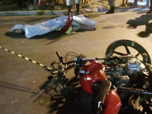 Acidente entre motocicleta e caminhonete deixa uma pessoa morta e outra ferida