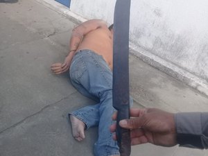 Homem com tornozeleira eletrônica é preso após tentar roubar arma de policial