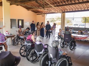 Defesa Social visita Casa dos Velhinhos e leva doações arrecadadas entre os vigilantes municipais