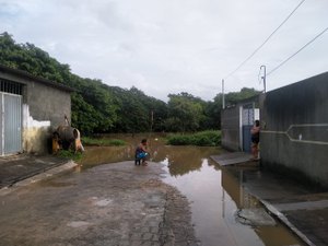 Rio Comandatuba transborda em Porto Calvo