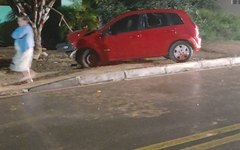 Motorista perde controle de veículo e colide em árvore em Lagoa da Canoa