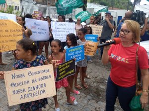 Pais e crianças protestam contra possível fechamento de escola em Maceió