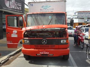 Caminhão pega fogo no Centro Arapiraca e bombeiros são acionados