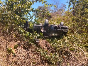 Carro capota na AL-101 Sul, em Roteiro