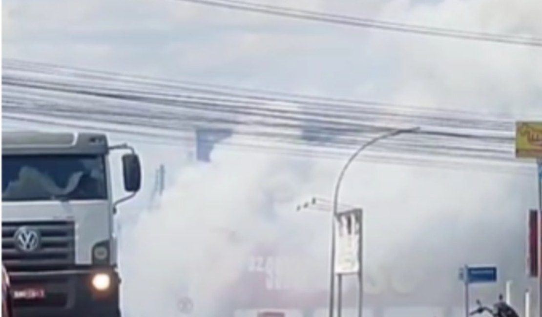 [Vídeo] Incêndio atinge loja de fogos de artifício no Centro de Arapiraca