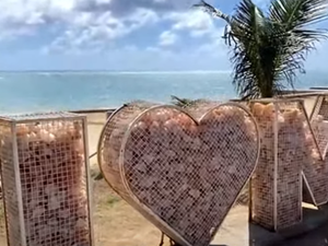 [Vídeo] Toten 'Eu Amo Maceió' é vandalizado e tem pedras furtadas na Jatiúca