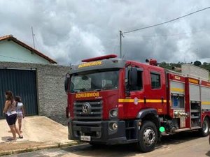 Homem põe fogo em imóvel nos fundos de residência no bairro Caititus neste sábado (24)