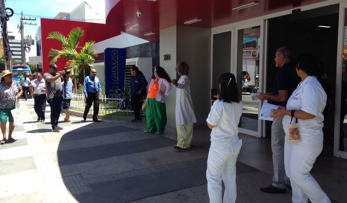 Técnicos de saúde protestam por aumento na carga horária na Santa Casa de Maceió