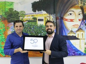 Uneal lança selo comemorativo de 50 anos de história na educação de Alagoas