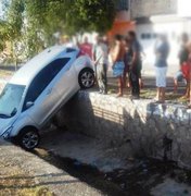 Condutor perde controle da direção e carro cai em vala em Delmiro Gouveia