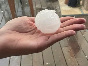 Bebê morre após ser atingida por granizo durante tempestade na Espanha