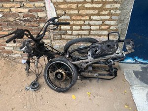Motocicleta tomada de adolescente morto em latrocínio é encontrada carbonizada