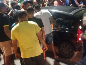 Homem é assassinado com nove tiros dentro de carro no município de Penedo