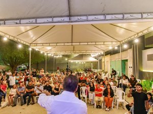 Moradores do Jardim Tropical comemoram pavimentação entregue pelo prefeito Luciano Barbosa