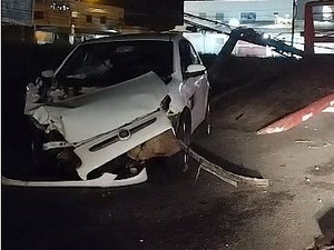 Carro perde controle, colide e arranca poste na Avenida Menino Marcelo