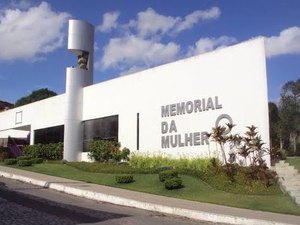 Moto estacionada em frente ao Memorial da Mulher, em Arapiraca,  é furtada