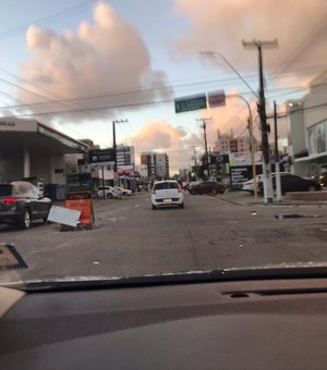 Obra deixa trânsito lento na Av. Antônio Gomes de Barros, na Jatiúca