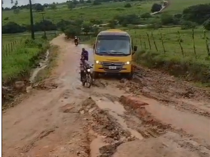 [Vídeo] Ônibus escolar atola e Prefeitura faz reparo em estrada que dá acesso a povoados