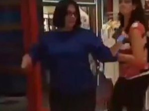 Vendedor que filmou Damares Alves em loja de roupas é demitido