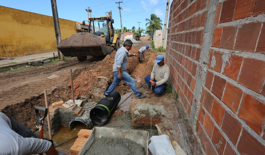 Obras de drenagem e pavimentação avançam na Massagueira