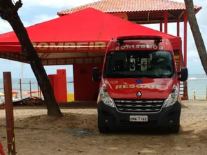 Bombeiros resgatam vítima de afogamento na Praia do Francês, em Marechal Deodoro