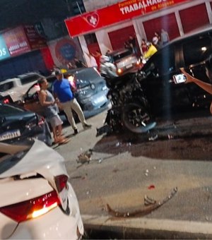 Engavetamento com sete carros complica trânsito na Avenida Fernandes Lima, em Maceió