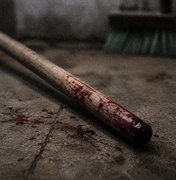 Homem agride irmã idosa com vassoura e acaba espancado por populares