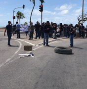 Integrantes da reserva técnica da PM realizam protesto no acesso a Maceió
