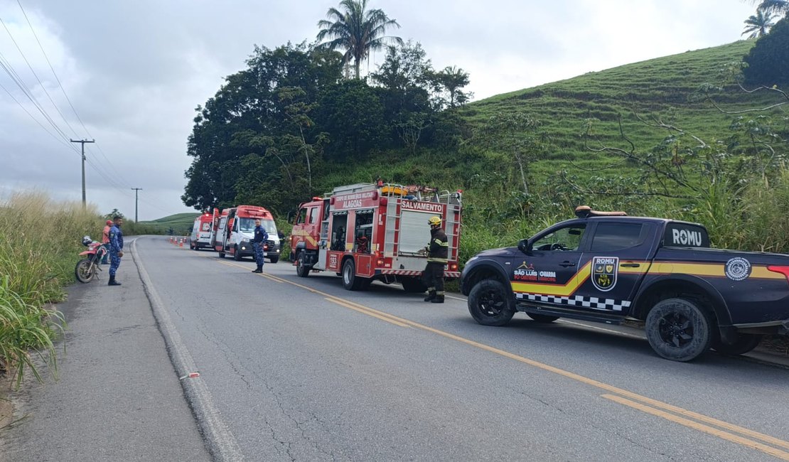 Carro capota em ribanceira e deixa feridos na rodovia AL-105 Norte
