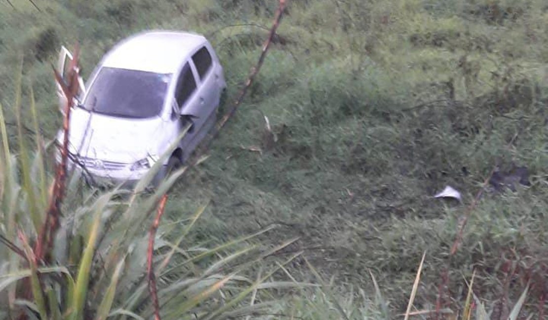 Carro cai em ribanceira e deixa feridos em São Luís do Quitunde