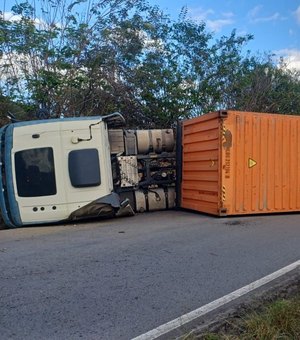 Rodovia é totalmente interditada após caminhão tombar na BR-101, em Flexeiras