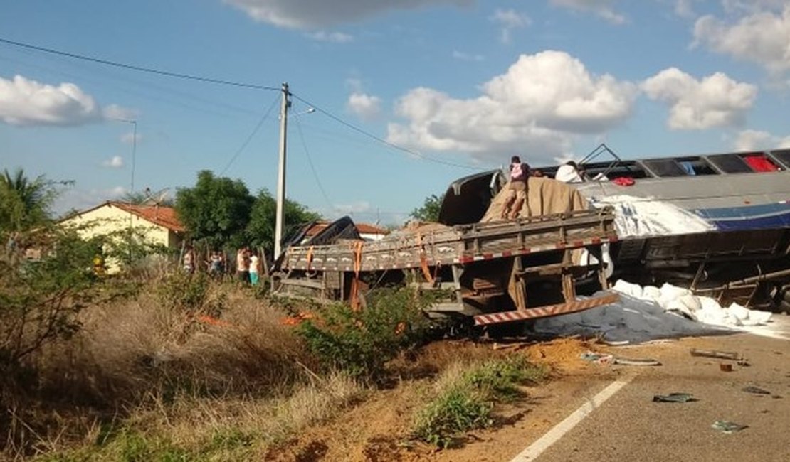 Ônibus com romeiros colide com caminhão e deixa mortos e feridos