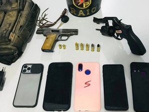 Suspeitos de roubo são presos com armas de fogo, munições e celulares