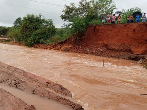 [Vídeos] Correnteza em riacho que derrubou ponte em Feira Grande arrasta mais um pedaço da pista