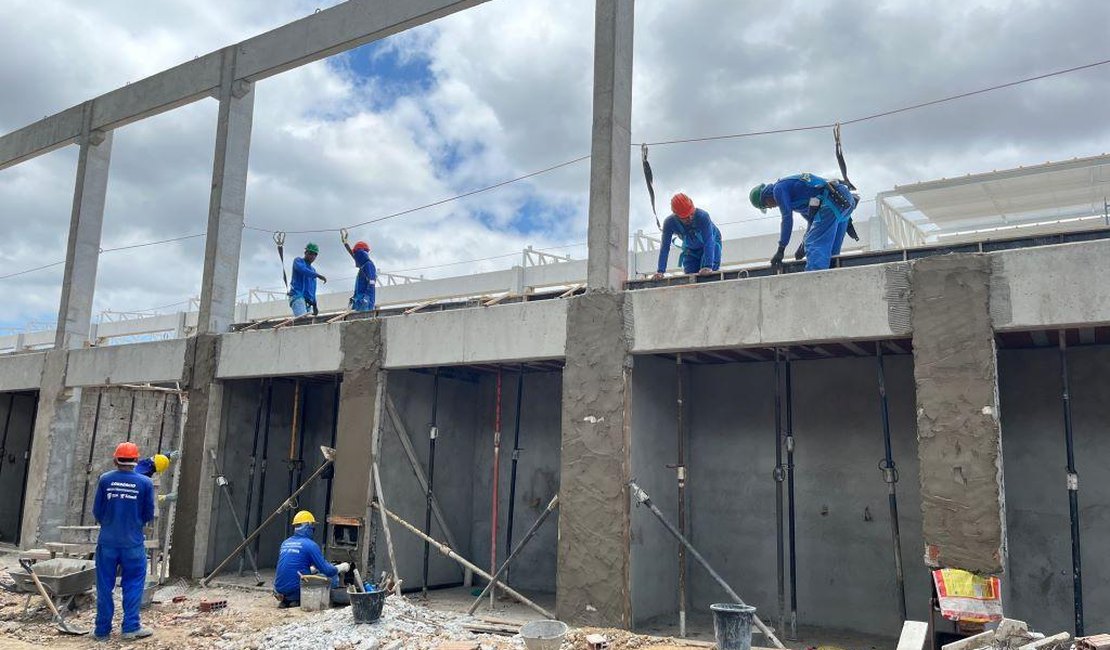 Comerciantes destacam avanço na obra do novo mercado do Benedito Bentes