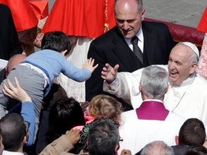 Papa Francisco pede esperança, paz e diálogo entre povos