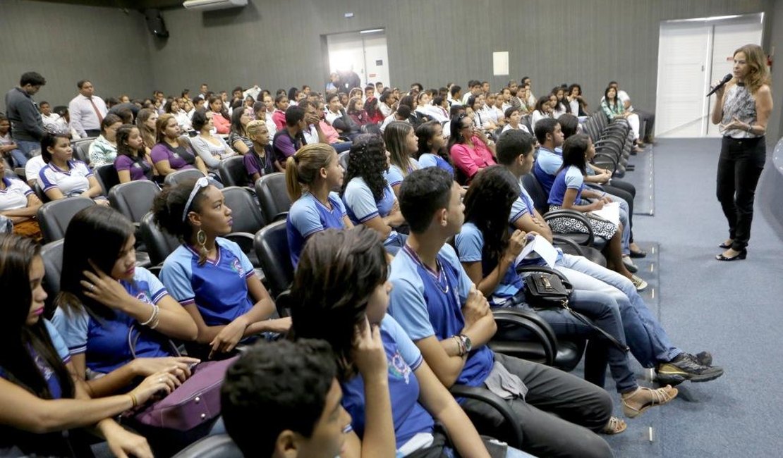 Estudantes de escolas públicas vivenciam rotina de magistrada de Alagoas