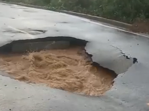 Chuva forte abre cratera em pista recém-asfaltada no bairro Guaribas, em Arapiraca