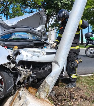 Quatro pessoas são vítimas de colisão entre carro e poste no Tabuleiro do Martins