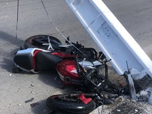 Motociclista fica ferido após colidir contra poste na Av. Gustavo Paiva