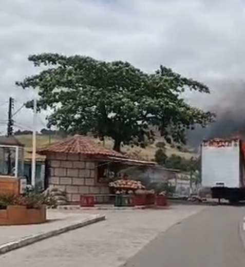 Carreta pega fogo na BR-316, em Maribondo; bombeiros são acionados
