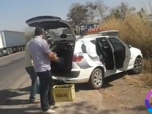 [Vídeo] Funcionários da TV Anhanguera saqueiam cervejas de caminhão tombado