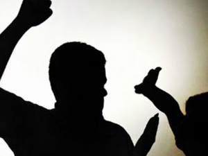 Homem é preso após socar, arrastar esposa pelos cabelos e levar filho de 2 anos a bar no Agreste