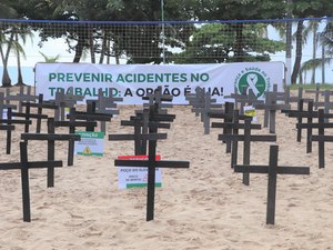 Ato simbólico na orla de Maceió dá início à campanha do Abril Verde em Alagoas