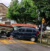 Caminhão perde força na subida de ladeira e atinge veículo em Joaquim Gomes