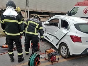 Estudante de medicina fica ferida após colisão entre carro e caminhão na BR-101
