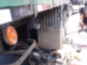 Duas pessoas morrem após acidente com carreta em Pernambuco