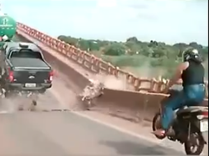 Novo vídeo mostra caminhões e moto arremessados após ponte ruir entre TO e MA