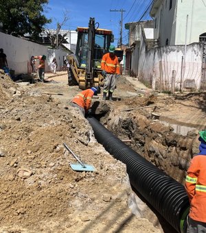 Galeria de águas pluviais é reconstruída no Jacintinho